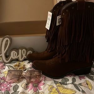 SMOKY MOUNTAIN BOOTS BROWN FRINGE WITH METAL GROMMET DETAIL💕
